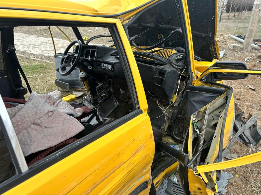 Kırmızı ışık ihlali yapan Tofaş kazaya davetiye çıkardı: 1’i ağır 3 yaralı