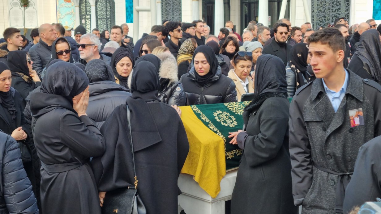 Vücudundaki kırıklara aldırmadı, özel izinle eşi ve 2 çocuğunu son yolculuklarına uğurladı