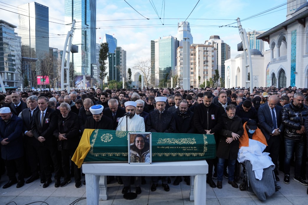 Vücudundaki kırıklara aldırmadı, özel izinle eşi ve 2 çocuğunu son yolculuklarına uğurladı