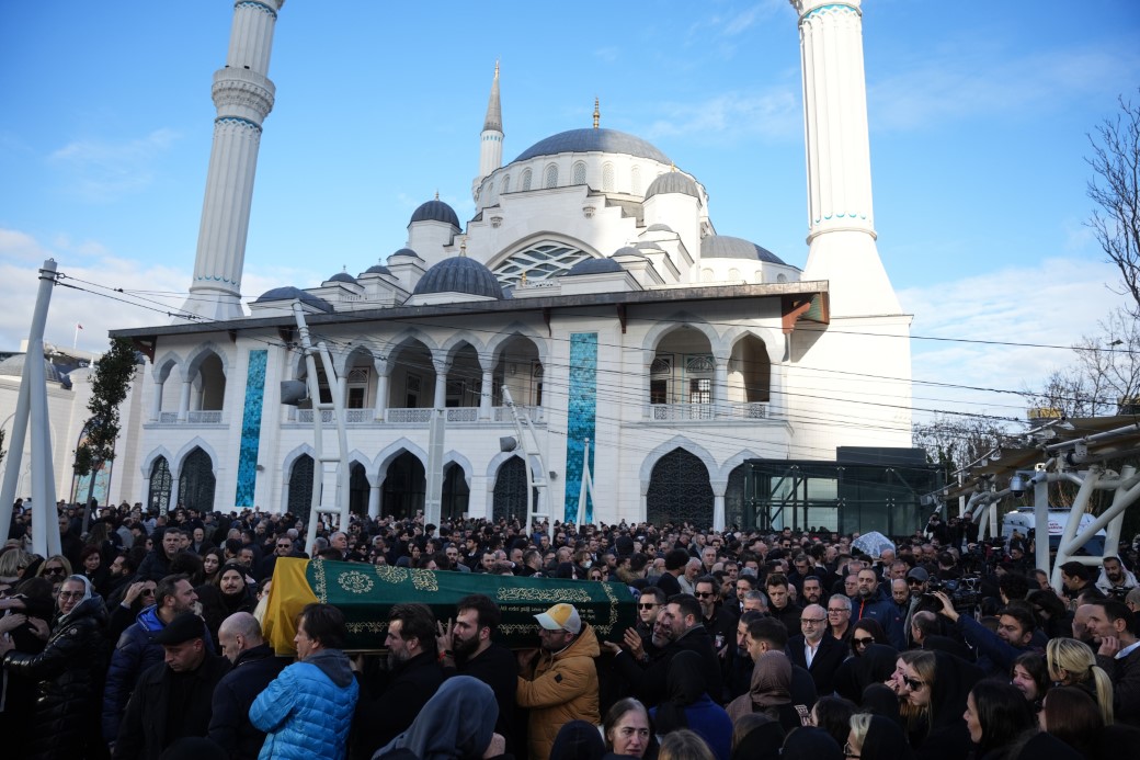 Vücudundaki kırıklara aldırmadı, özel izinle eşi ve 2 çocuğunu son yolculuklarına uğurladı