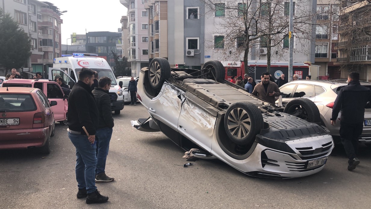 Elektrikli otomobilin takla attığı anlar kamerada: Emniyet kemeri sayesinde burnu bile kanamadı