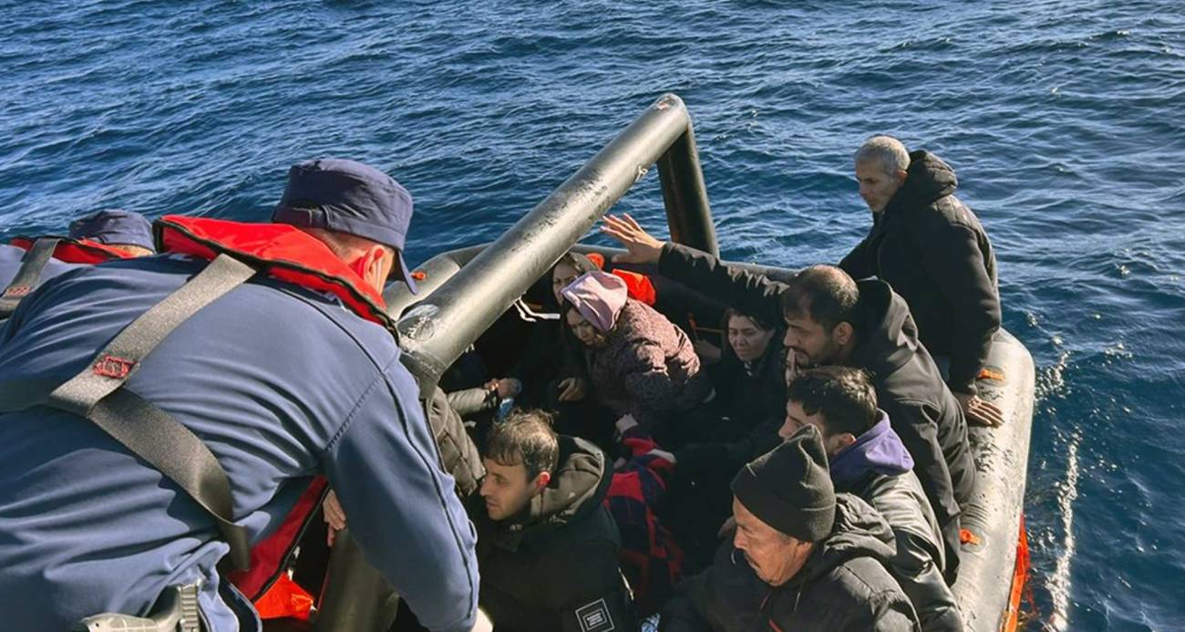 Yunanistan’ın ölüme ittiği 16’sı çocuk 51 düzensiz göçmen kurtarıldı