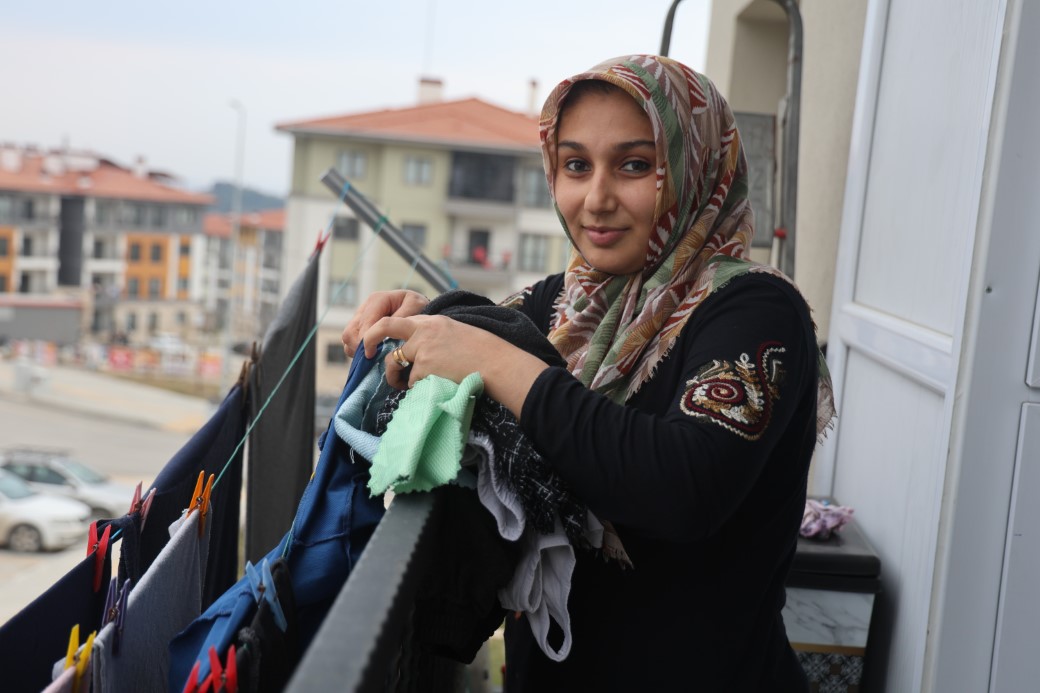 Enkazdan 10 saat sonra kurtulan aile Baykar konutlarında sıcak yuvasına kavuştu