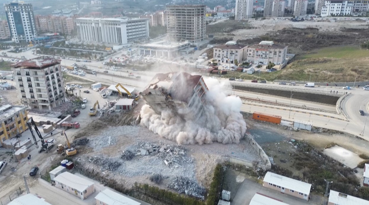 Deprem etkisi yaşatan 14 katlı binanın yerle bir olduğu anlar havadan görüntülendi