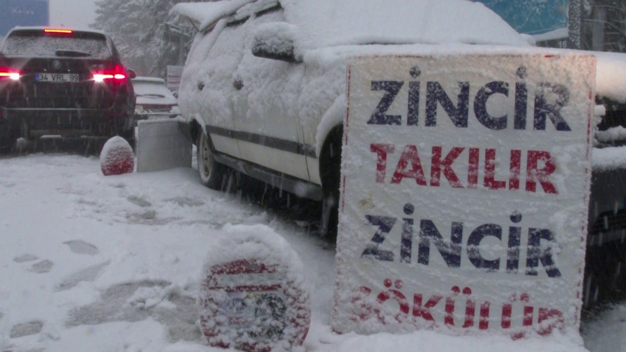 Uludağ’da yoğun kar ve tipi...Zincirsiz araç girişi yasaklandı