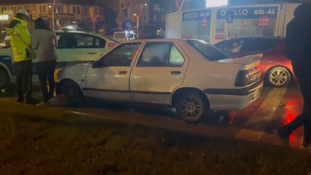 Polisten kaçan sürücü, polis aracına çarparak durdu
