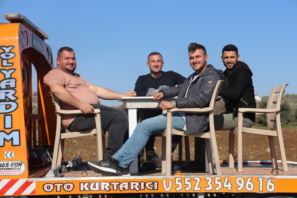 Can sıkıntısından çekici üzerine masa ve sandalye atarak şehir turuna çıkan 4 kafadarın o anları ilgi odağı oldu