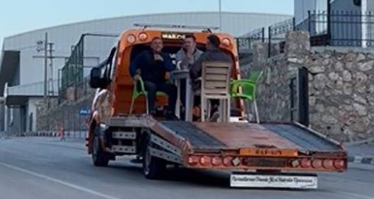 Hatay’da çekici üzerine masa ve sandalye koyarak şehri gezen araç kurtarıcısı Cemil Mailoğlu ile arkadaşlarının ilginç anları sosyal medyada ilgi odağı oldu.