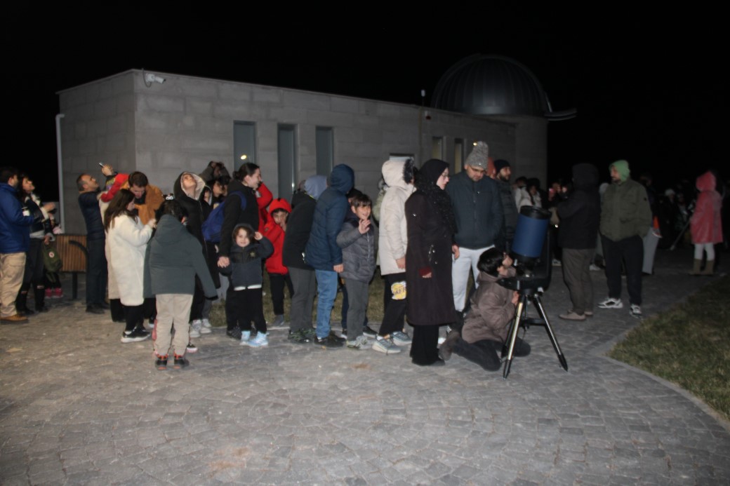 Kayserililer gezegenlerin sıralanışını izlemek için gözlemevine akın etti