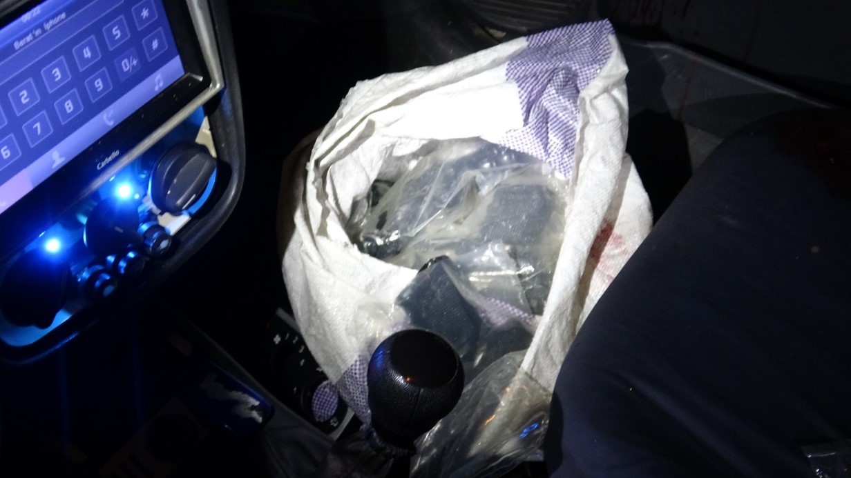 Çuval dolusu tabancayla polisten kaçtı, kaza yapınca yakalandı