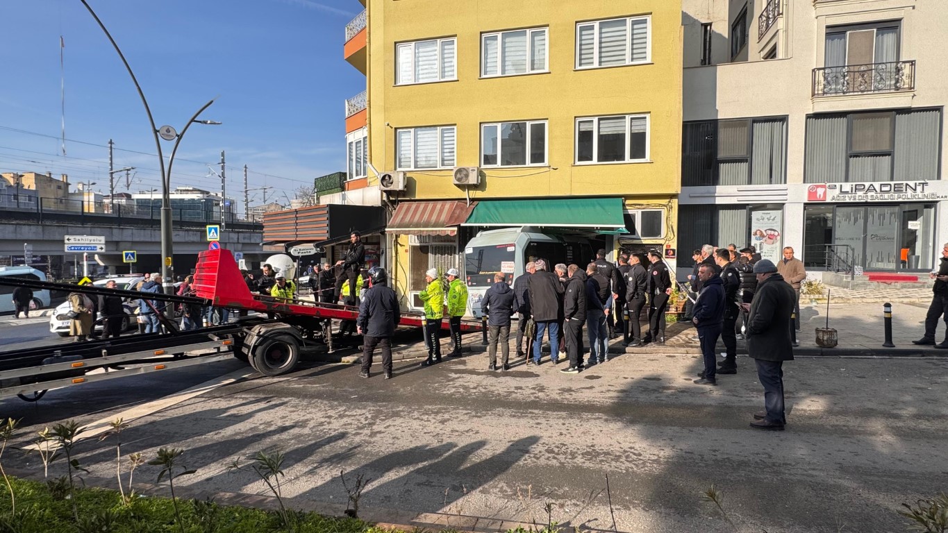 Kartal'da yolcu minibüsü kuaföre girdi: 3 yaralı