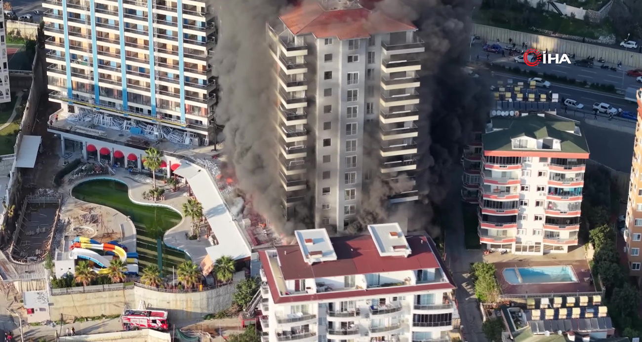 Antalya’nın Alanya ilçesinde otel inşaatında çıkan yangını söndürme çalışmaları devam ediyor. Alanya Kaymakamı Fatih Ürkmezer, “İlk aldığımız bilgi en başta 4 işçi vardı. Şu anda bütün arkadaşların dışarıda olduğu bilgisini aldık ve 3 kişi yoğun duman sebebiyle hastaneye kaldırıldı. İçeride şu anda kimse yok” dedi. Yangının başladığı anlar ise dron kamerasına yansıdı.