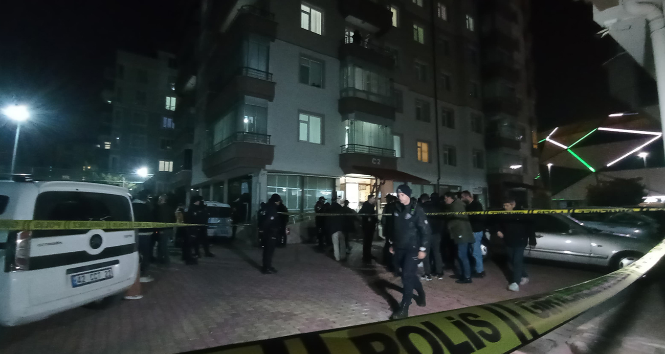 Konya'da kavga ihbarına giden polis, anne, baba ve çiftin iki çocuğunu silahla vurularak öldürülmüş halde buldu. 28 yaşındaki gencin annesi, babası ve kardeşini silahla vurarak öldürdükten sonra intihar ettiği belirlendi.