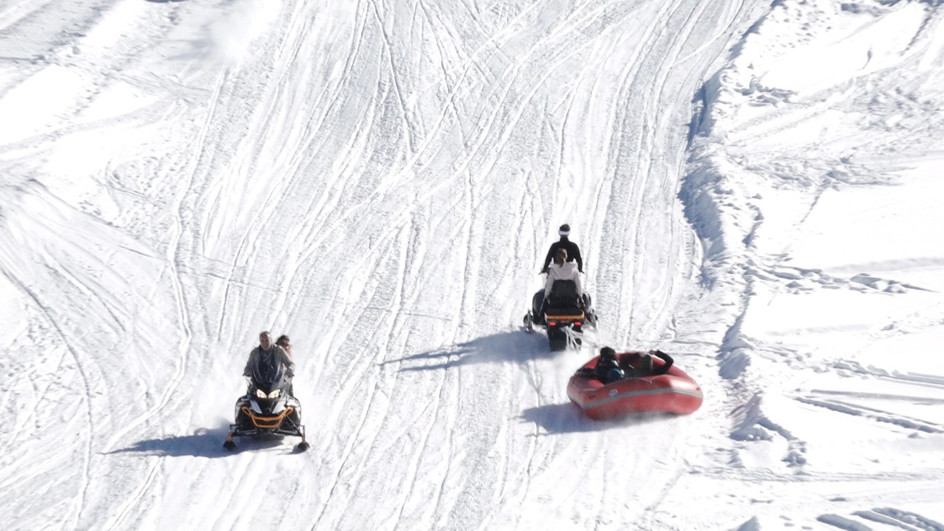 Rize’nin derelerindeki rafting şimdi kar üzerinde yaylalarda yapılıyor