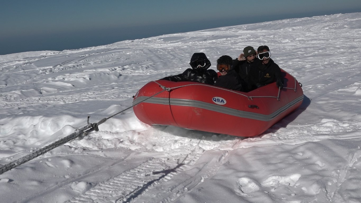Rize’nin derelerindeki rafting şimdi kar üzerinde yaylalarda yapılıyor