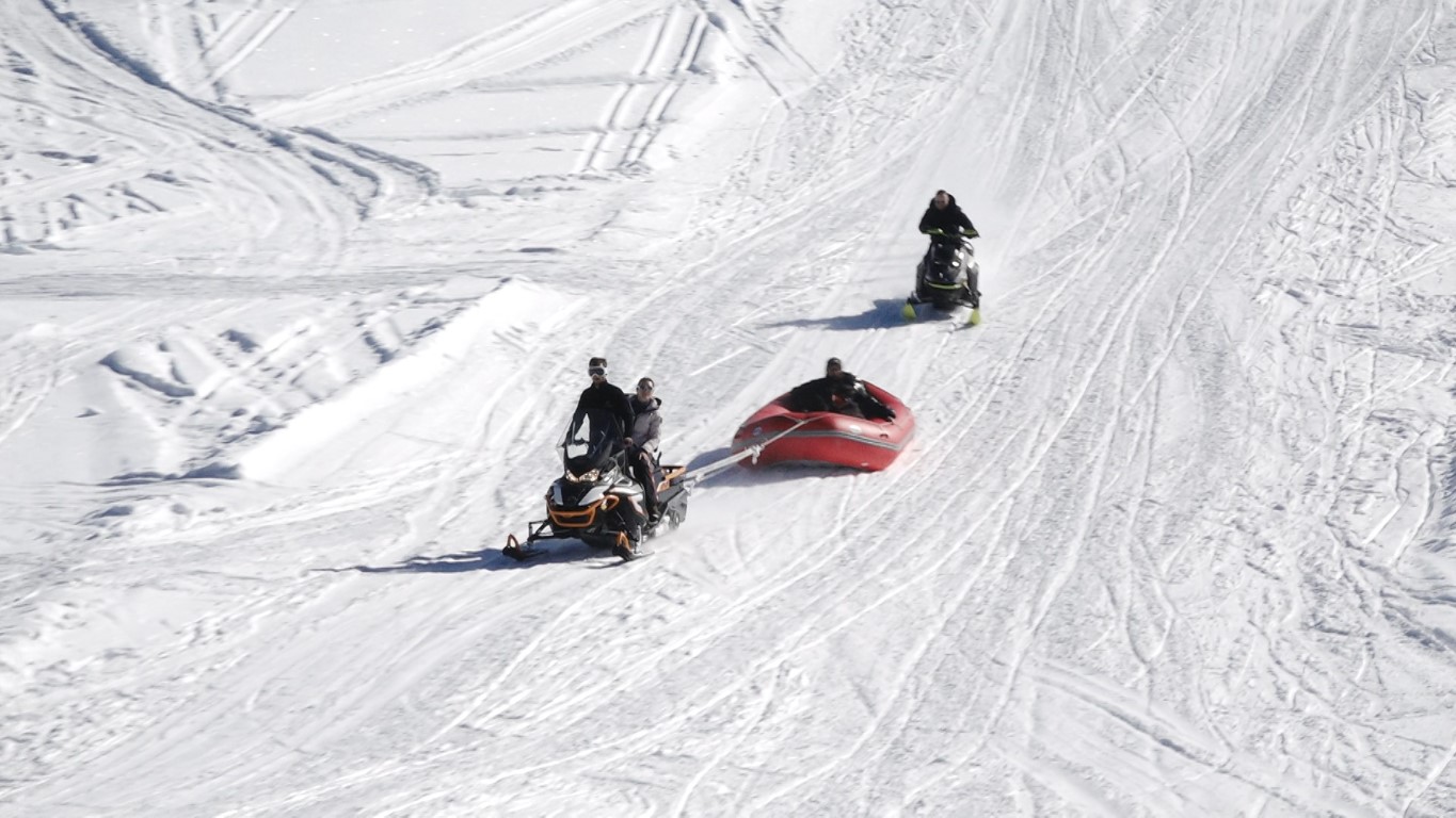 Rize’nin derelerindeki rafting şimdi kar üzerinde yaylalarda yapılıyor