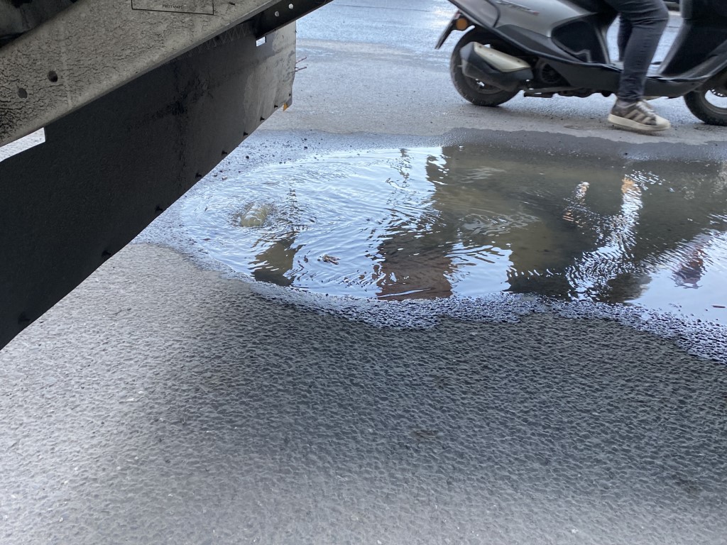 Bahçelievler’de kanalizasyon taştı, etrafı pis koku sardı