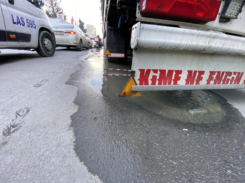 Bahçelievler’de kanalizasyon taştı, etrafı pis koku sardı