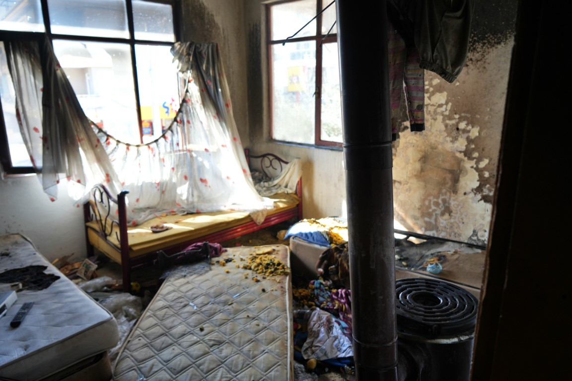 Yangından kurtarılıp ambulansa alındı, hastaneye gideceğini öğrenince 