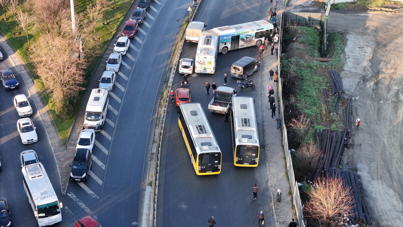İETT otobüsü arıza yaptı, trafik kilitlendi