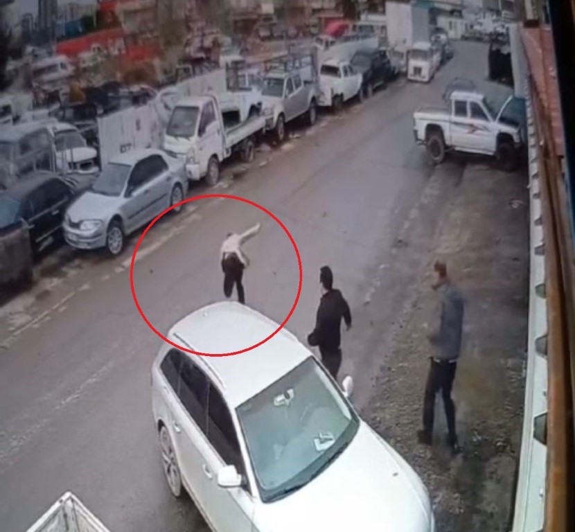 Hiç tanımadığı kişi tarafından bıçaklandı, polisin hayat kurtaran müdahalesi kamerada