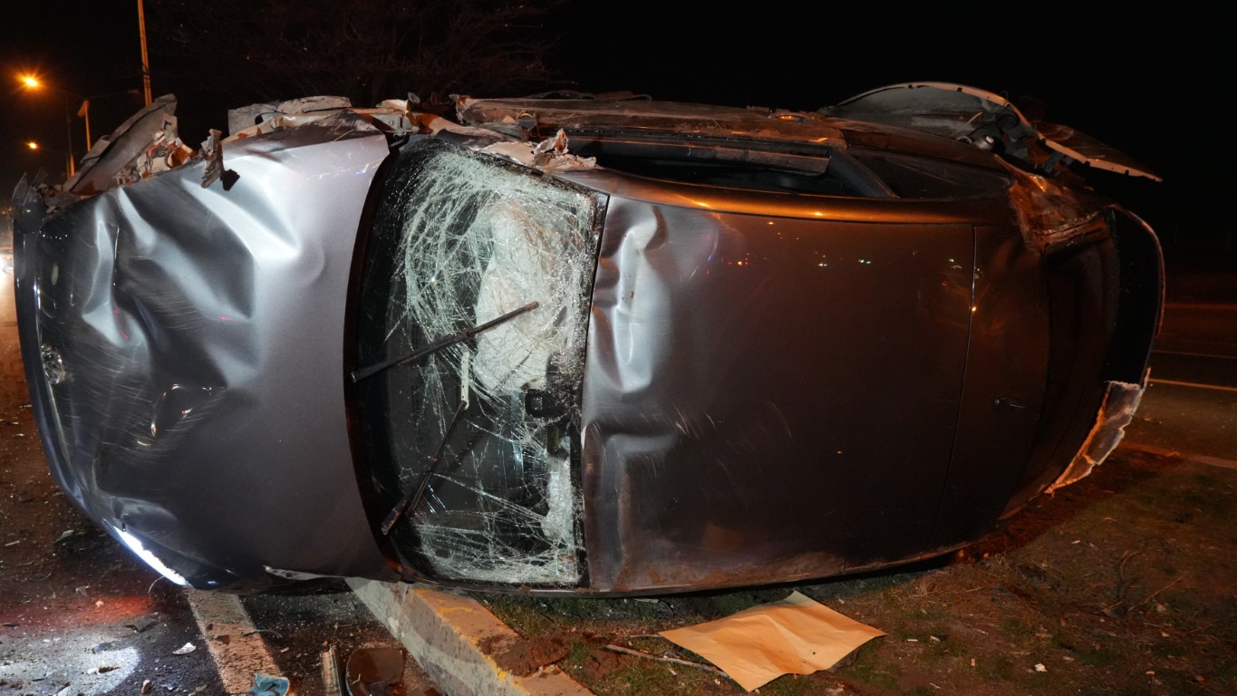 Hatalı sollama faciayla sonuçlanıyordu: Tırın, otomobil ile çarpışması kamerada