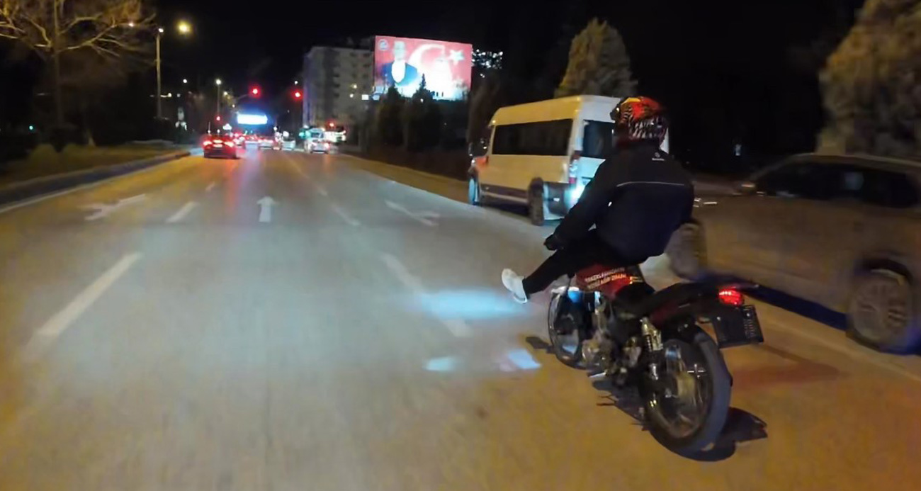 Polisin trafiği tehlikeye atan motosikletlileri ilginç yakalama yöntemi kamerada