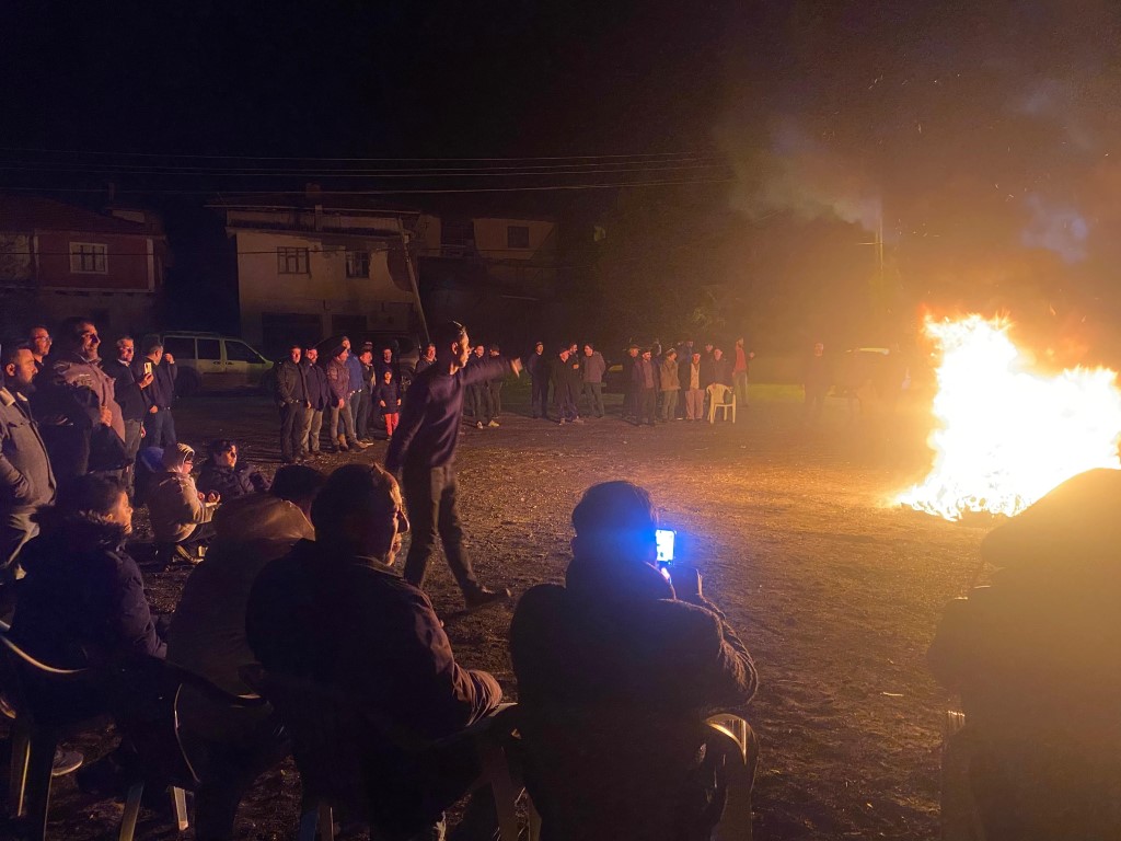 Kış mevsiminde iç ısıtan şenlik: Köy meydanında ateş yakıp doyasıya eğleniyorlar