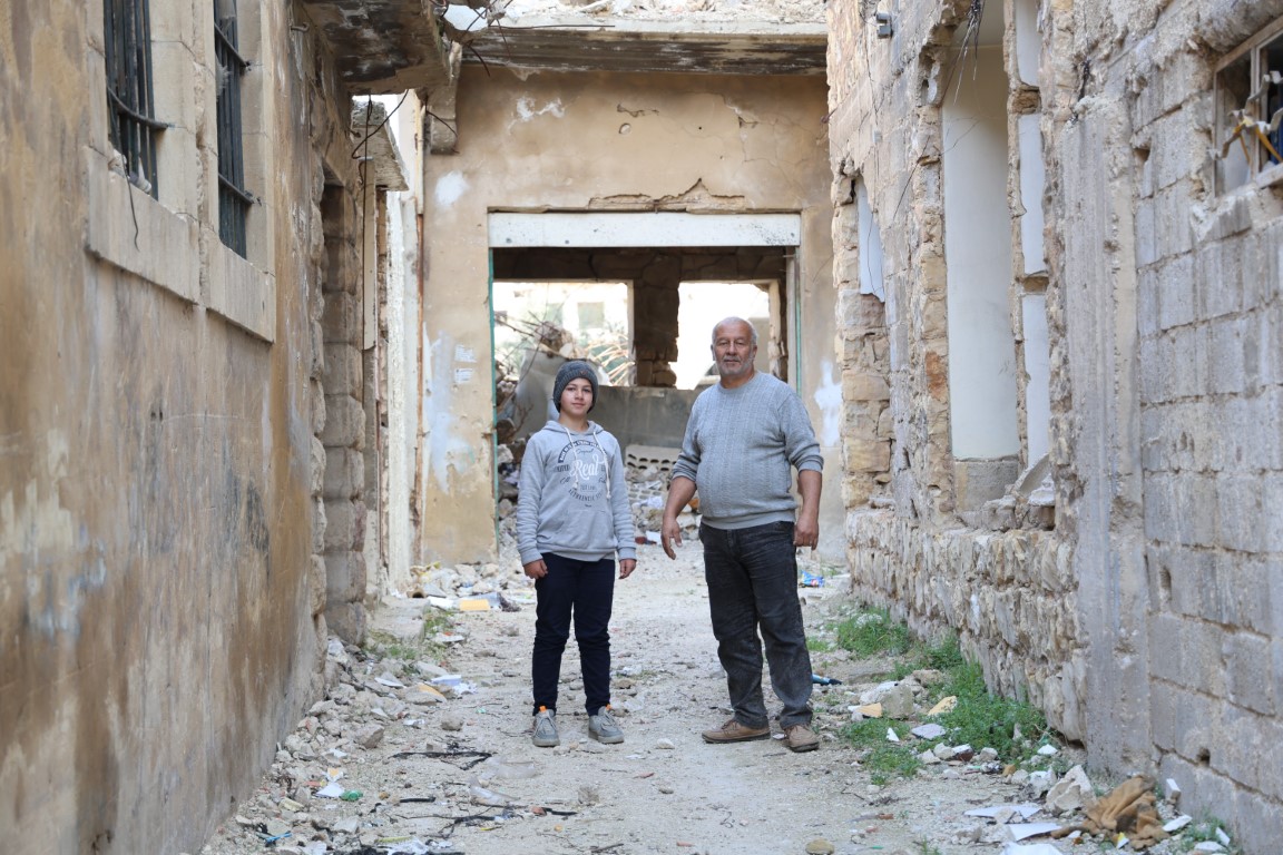 Esad rejiminin yıktığı evini ziyaret eden yaşlı adam, Esad'ın zulmünü anlattı