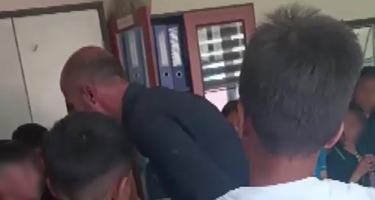 Okul müdürü öğrencilere şiddet uyguladığı gerekçesiyle açığa alındı