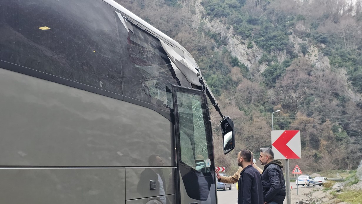 Kale Turizme ait otobüs tünelde kaza yaptı, yolcular ölümden döndü