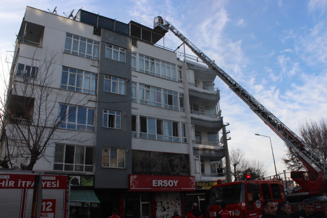 Kayseri’de 4 katlı binada yangın: 11 kişi dumandan etkilendi