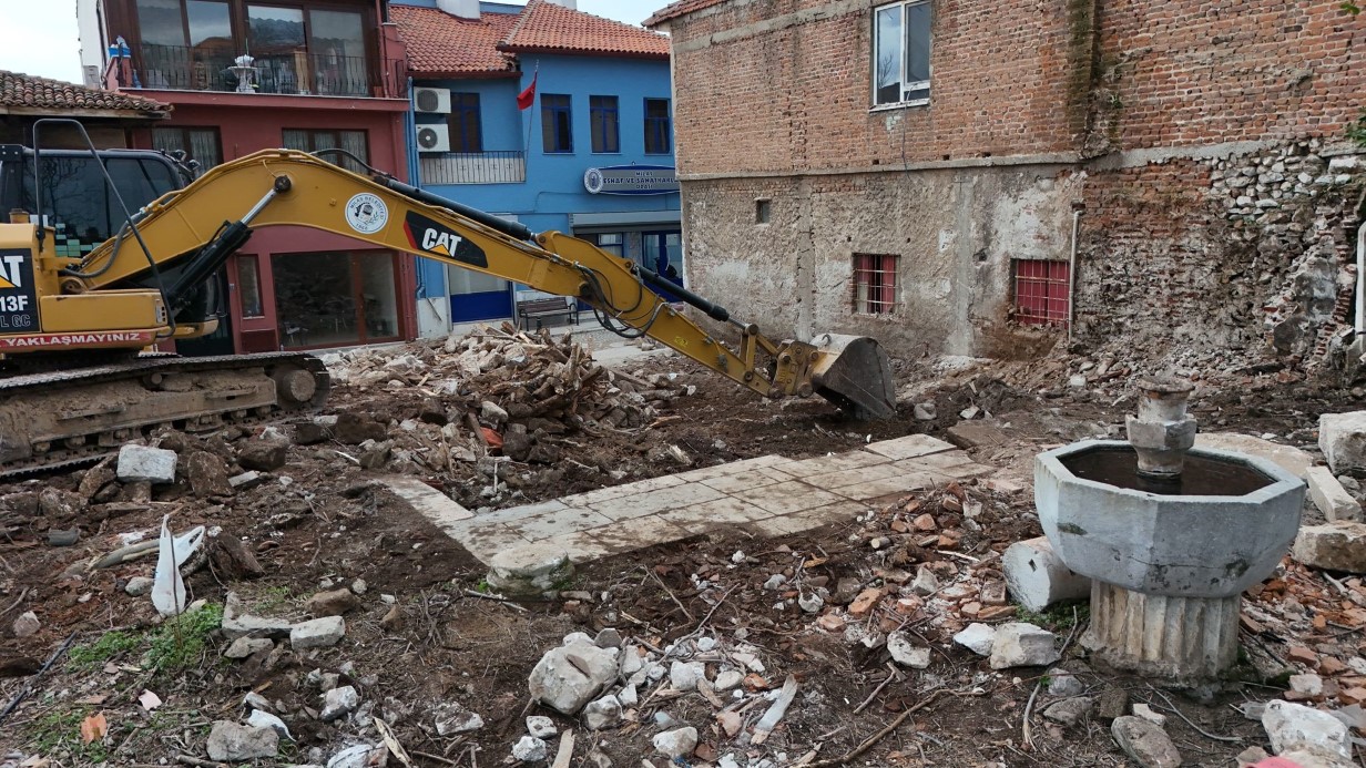 Milas’ta yıkılan binanın molozları arasından tarihi eserler çıktı