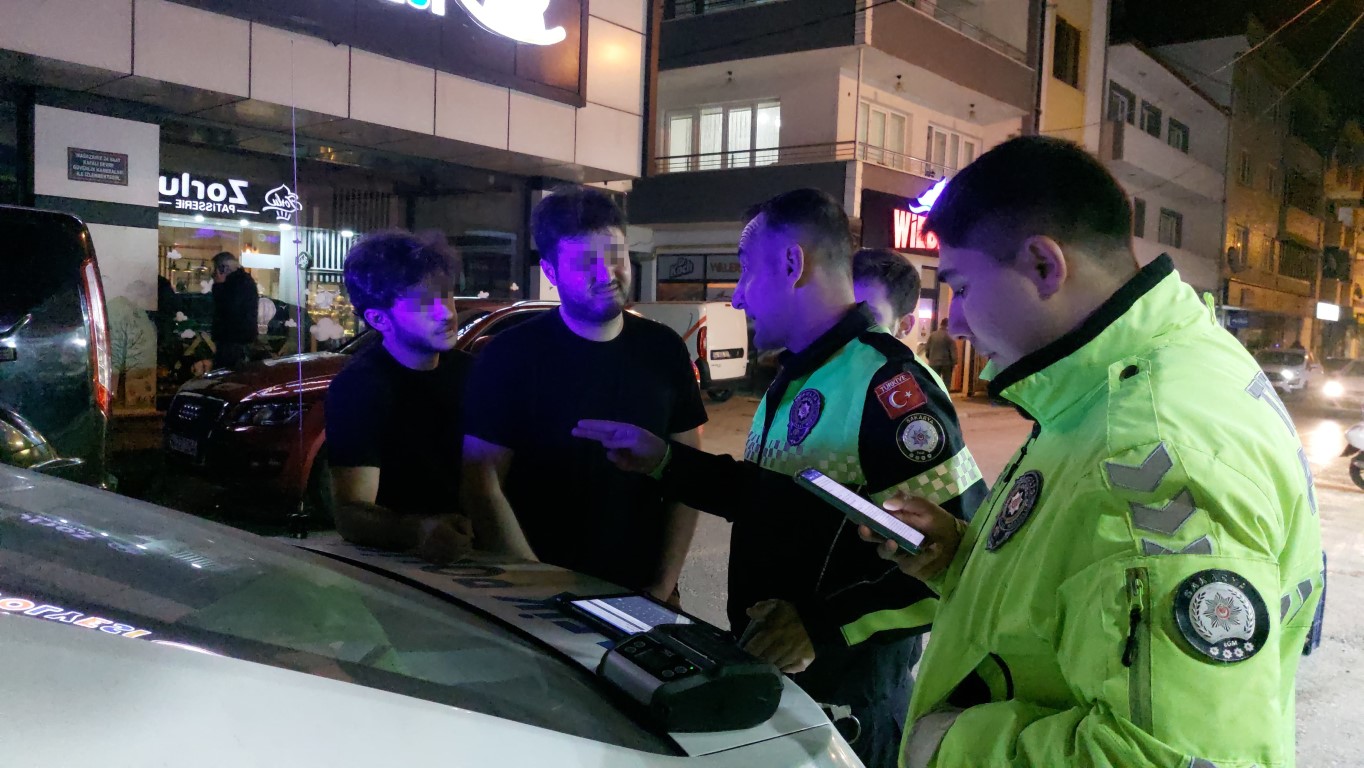 Çakarı açık bırakıp pastaneye gittiler, geri döndüklerinde cezadan kaçamadılar