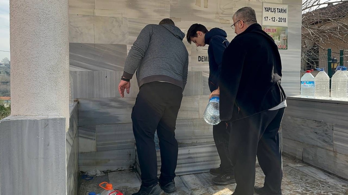 Yalova’da içme suyu köpürdü, vatandaşlar su almak için köylere koştu