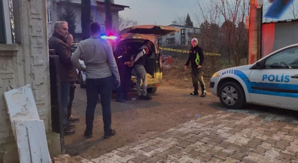 Aranan şahıs kendisini yakalamaya gelen polislere akrabalarıyla saldırdı: 2 yaralı, 4 gözaltı