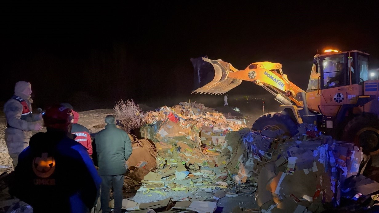 Bitlis’te kaçak göçmen taşıyan tırın gizli bölmesi çöktü: 1 ölü, 4 yaralı