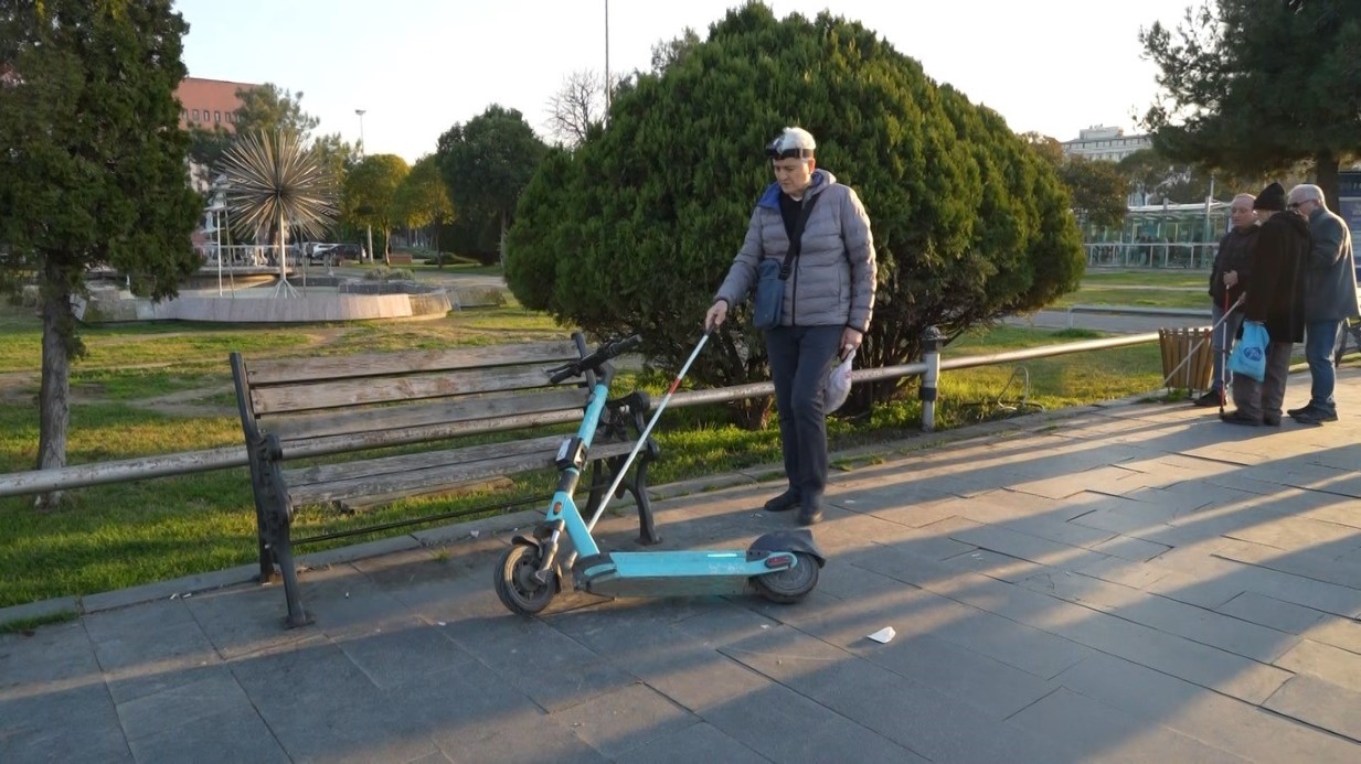 Görme engellilerin kabusu: Scooterlar, sokak köpekleri, kaldırım işgalleri