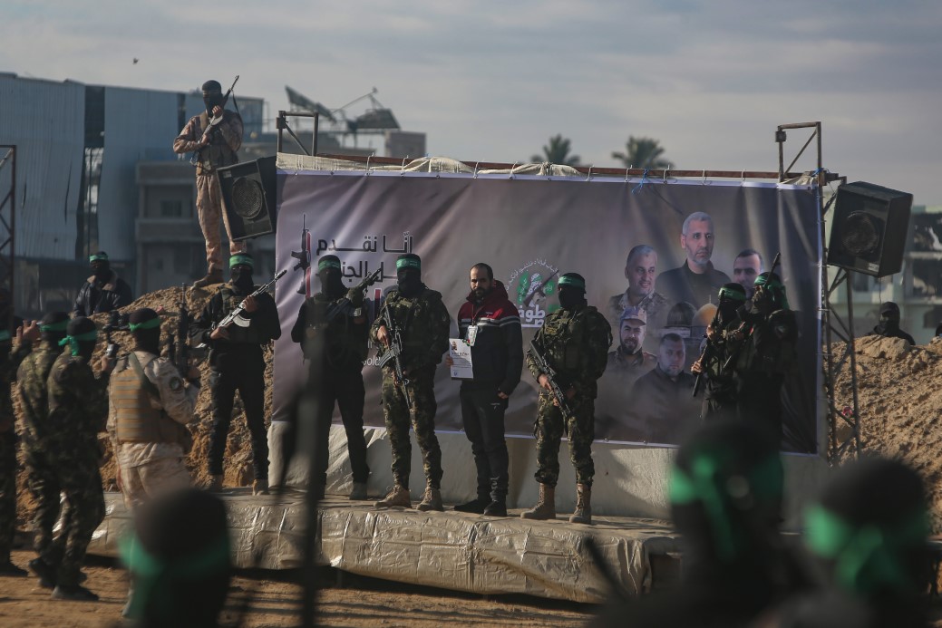 Hamas, 2 İsrailli esiri Kızılhaç'a teslim ederek serbest bıraktı