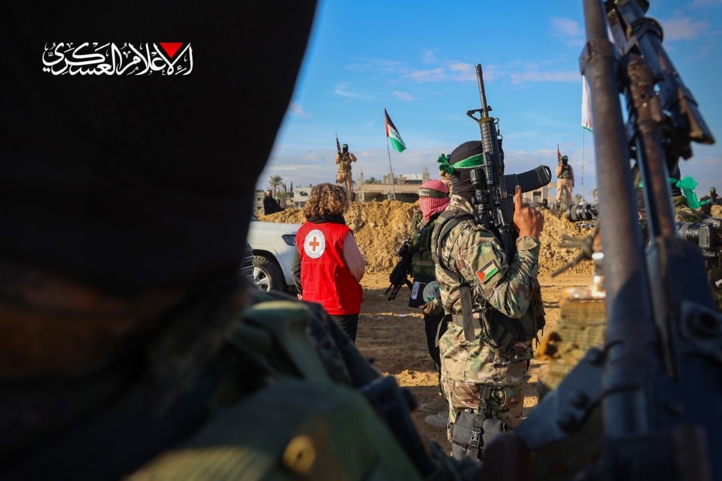 Hamas, 2 İsrailli esiri Kızılhaç'a teslim ederek serbest bıraktı