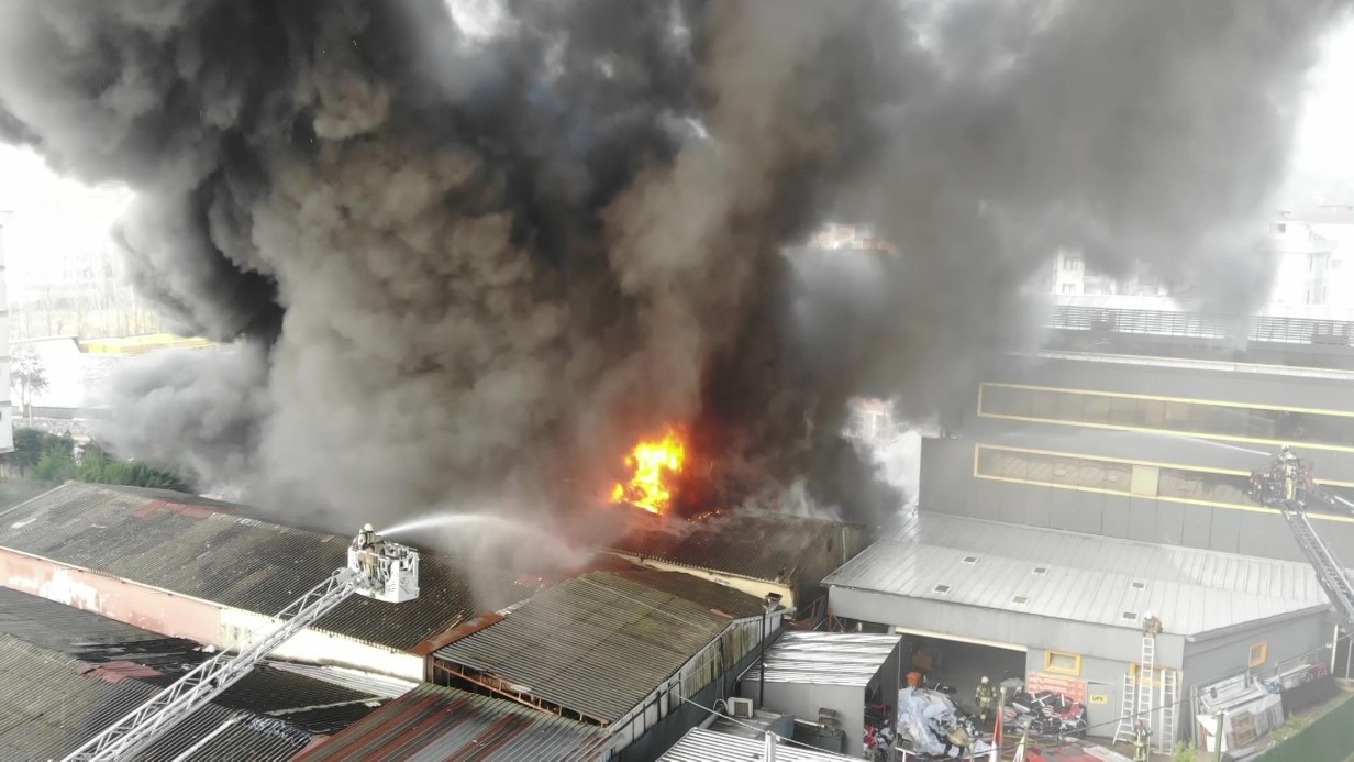 Çekmeköy’de lastik deposunda yangın