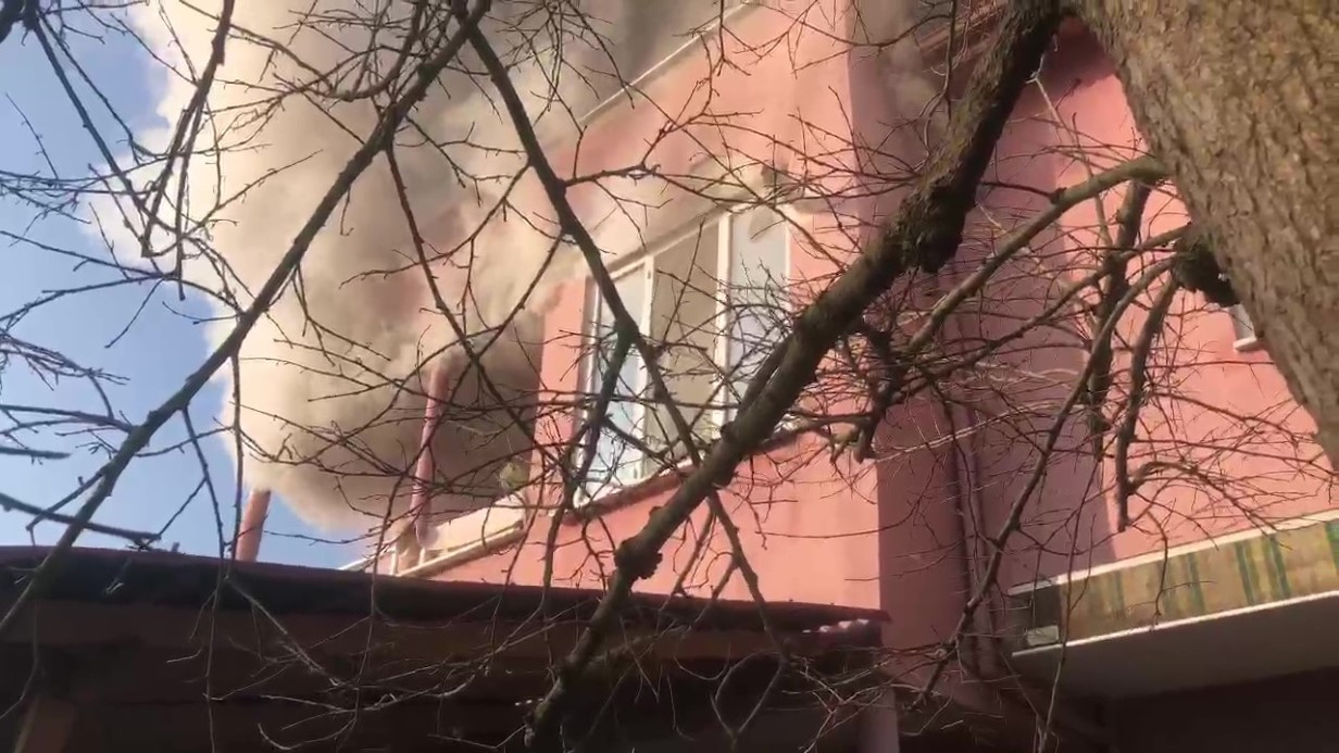 Yatak odasında yangın çıktı: 2 kişi dumandan etkilendi
