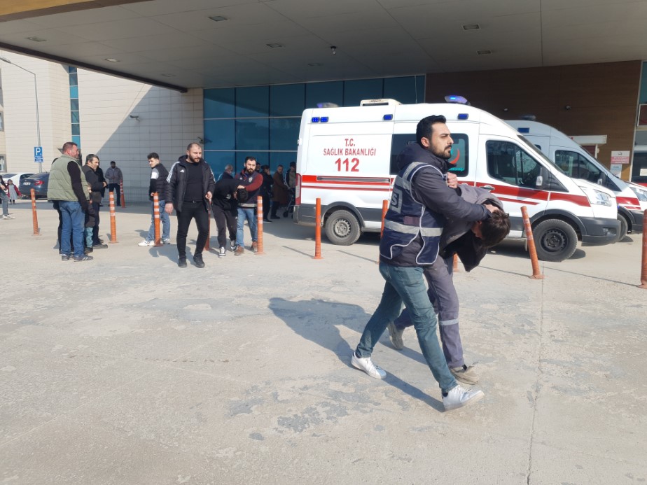 ‘Dur’ ihtarına uymayıp polise çarptı.. Polisin yaralandığı anlar kamerada