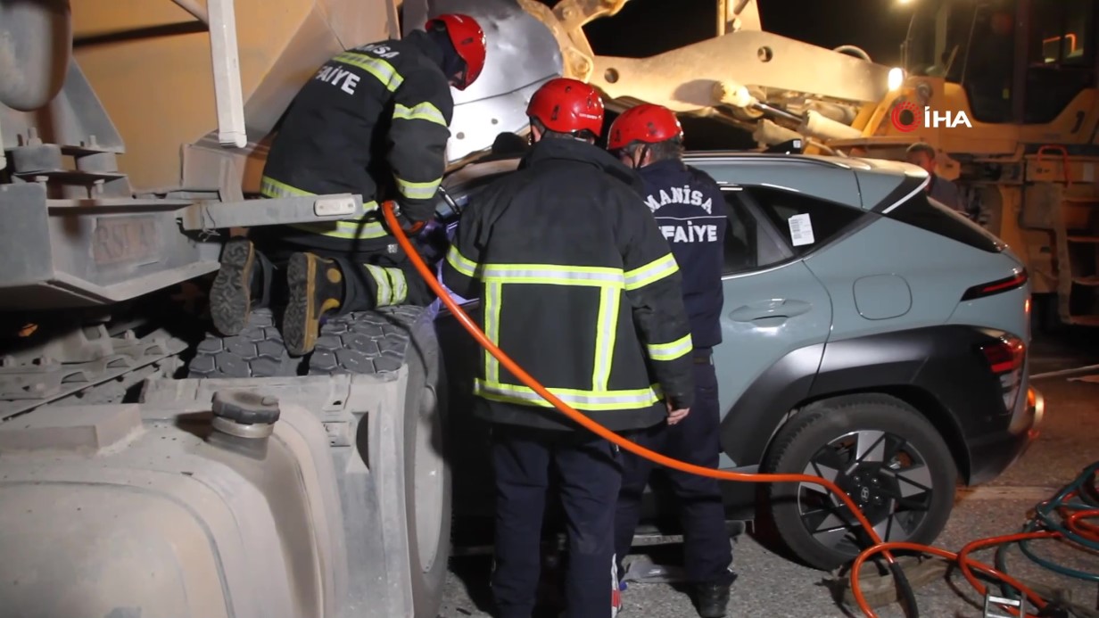 Kula’da hafriyat kamyonuna iki araç çarptı: 1 ölü, 4 yaralı