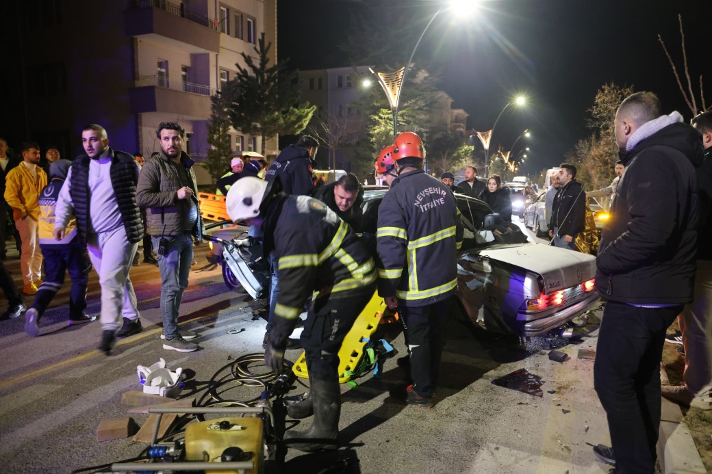 Nevşehir'de feci kaza: Yakınları ambulansa ve itfaiyeye saldırdı