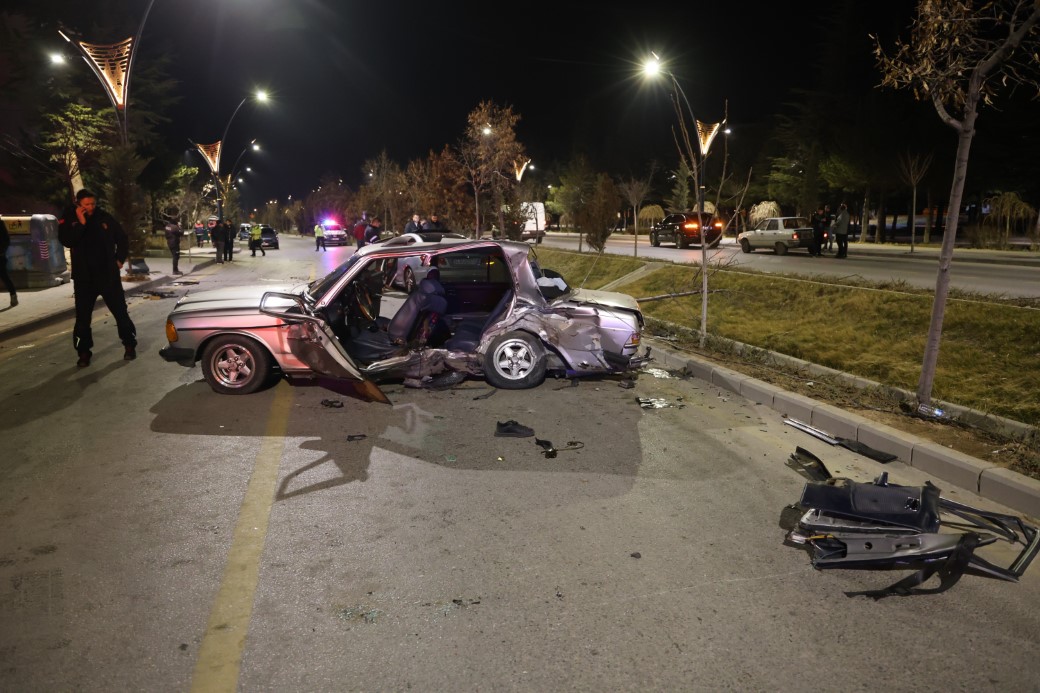 Nevşehir’de iki Mercedes otomobil çarpıştı: Kazazede yakınları önce ambulansa sonra itfaiyeye saldırdı