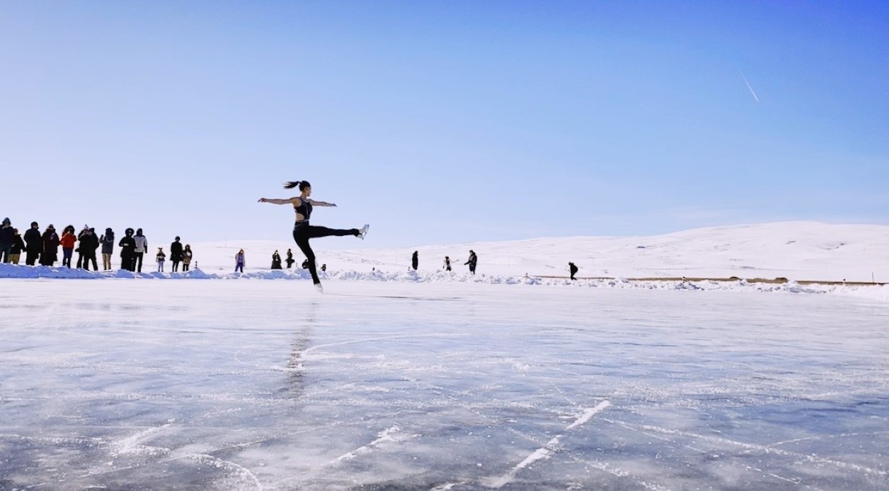 Çıldır Gölü’nün donan yüzeyinde milli sporculardan nefes kesen gösteri