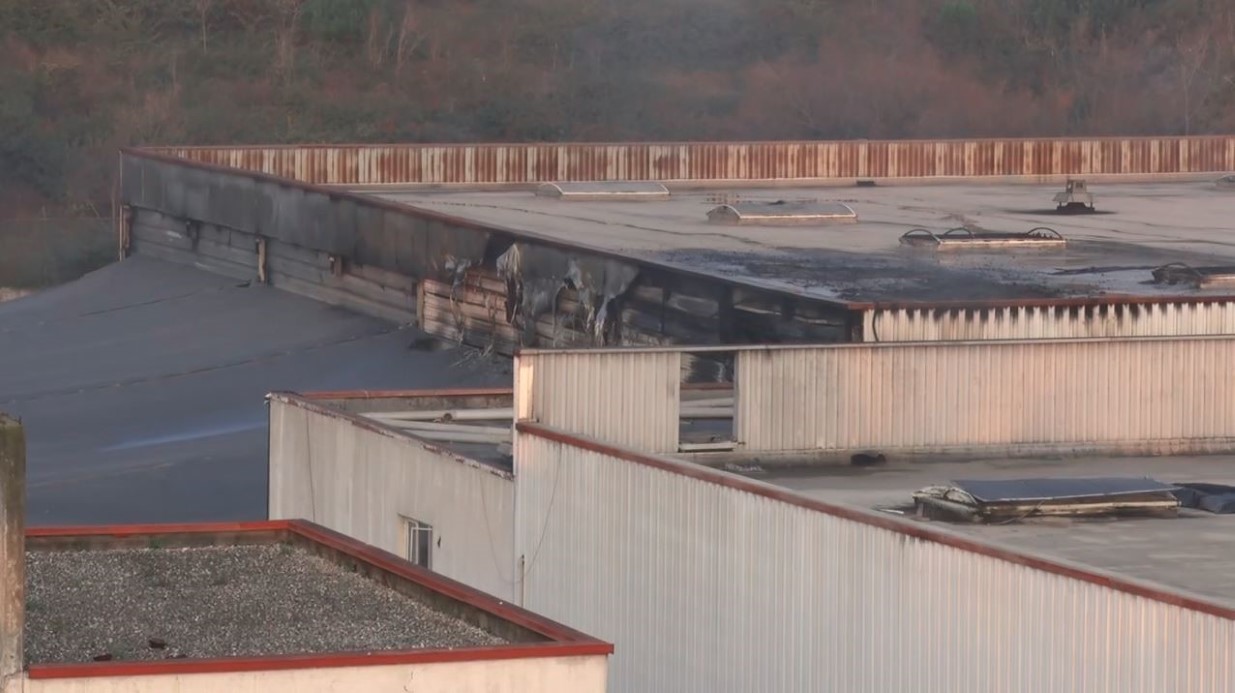 Esenyurt’ta AVM deposunda yangın paniği