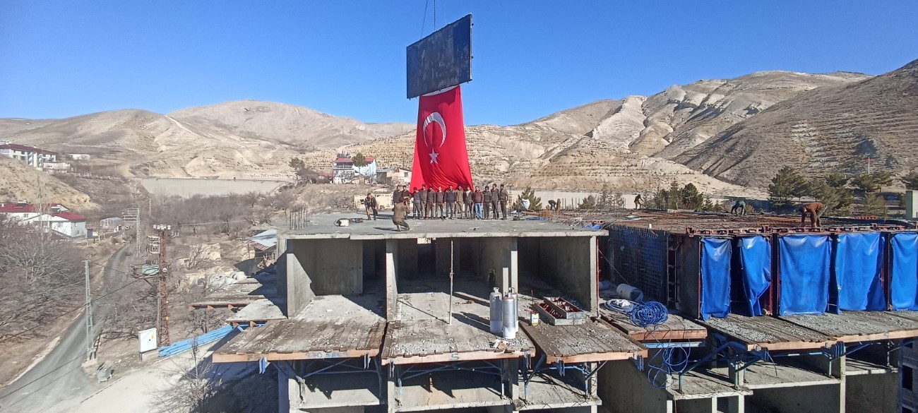 Deprem konutlarının betonarme inşaatını 50 günde tamamladılar