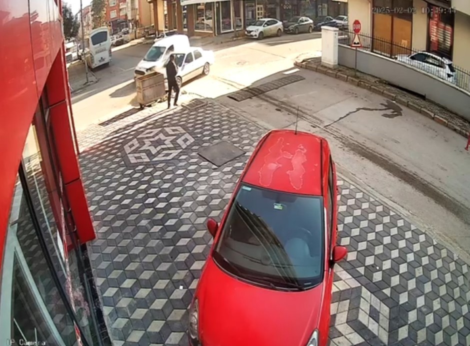 Kaza sonrası kontrolden çıkan araçların altında kalmaktan son anda kurtuldu